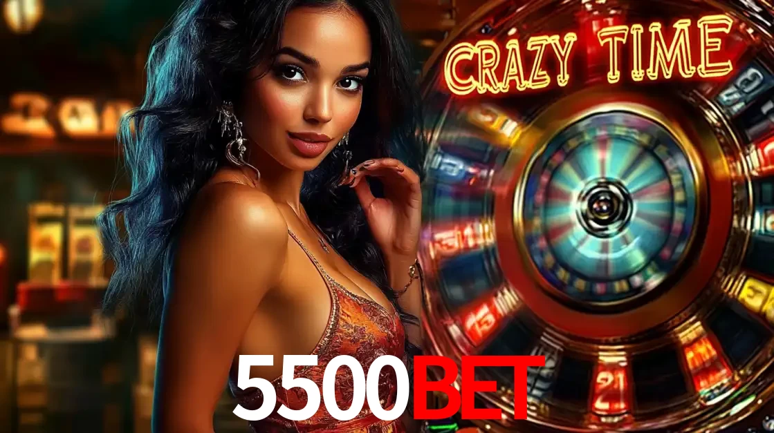 Mulher elegante ao lado da vibrante roda da fortuna do jogo de cassino ao vivo Crazy Time, um dos game shows mais populares e cheios de prêmios do 5500bet.